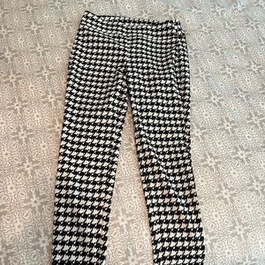 Beautiful black and white houndstooth skinny ponte pants.